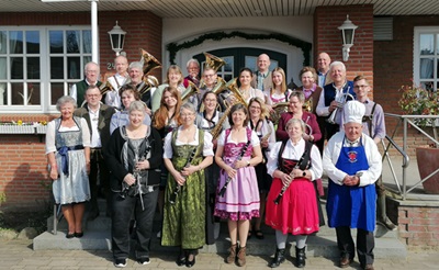Möhnsener Musikanten beim Böhmischen Nachmittag vor dem Landgasthof Hamester in Basthorst
