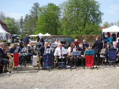 Musikzug Möhnsen und das Jugendblasorchester spielte gemeinsam am 28. April 2012 auf Gut Basthorst auf dem Frühjarhrsmarkt