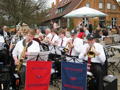 Musikzug Möhnsen und das Jugendblasorchester spielte gemeinsam am 28. April 2012 auf Gut Basthorst auf dem Frühjarhrsmarkt