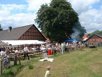 Dem Grillgeruch kann keiner Widerstehen - Anklicken zum Vergrößern