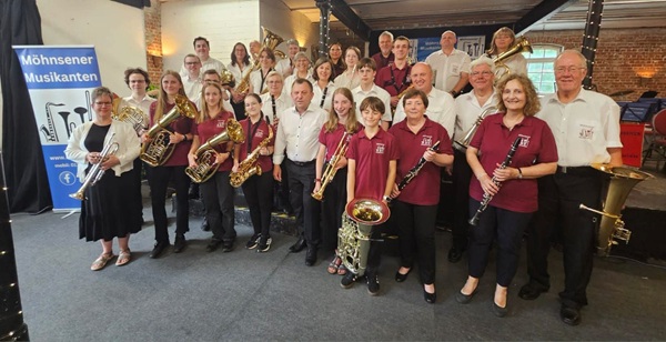 M&ouml;hnsener Musikanten beim Sommerkonzert 2026 auf Gut Basthorst