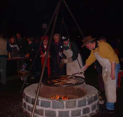 Grill beim Osterfeuer in Mustin