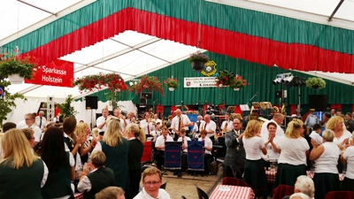 Die Möhnsener Musikanten beim Schützenfest im Festzelt in Linau 2013 - Bild zum Vergrößern bitte anklicken
