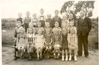 Schulklasse 1954 in Möhnsen - Bild anklicken zum Vergrößern