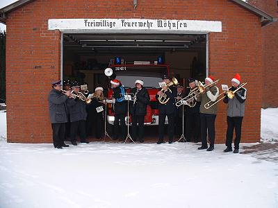 Weihnachtslieder vor dem Gerätehaus