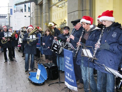 Musikzug und Jugendblasorchester musizieren 2011 auf dem Hamburger Weihnachtsmarkt